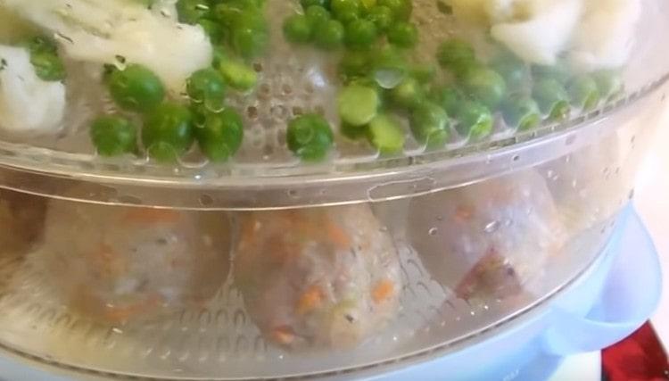 Lägg köttbullarna i korgen på dubbelpannan.