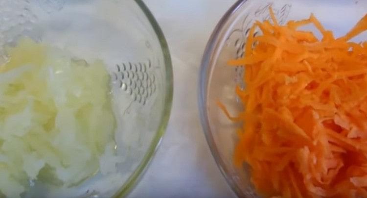 Riv morötter, slip lök.