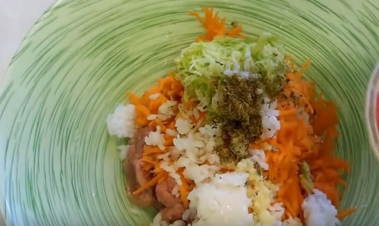 I en skål kombinerar vi alla beredda ingredienser.