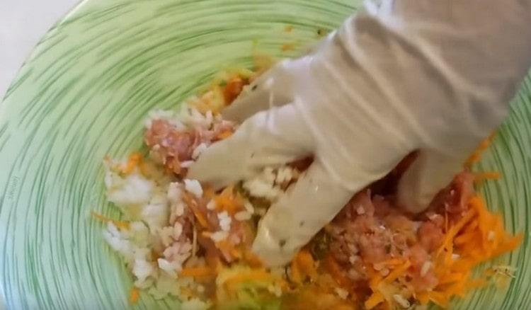 Rör om det hackade köttet ordentligt.