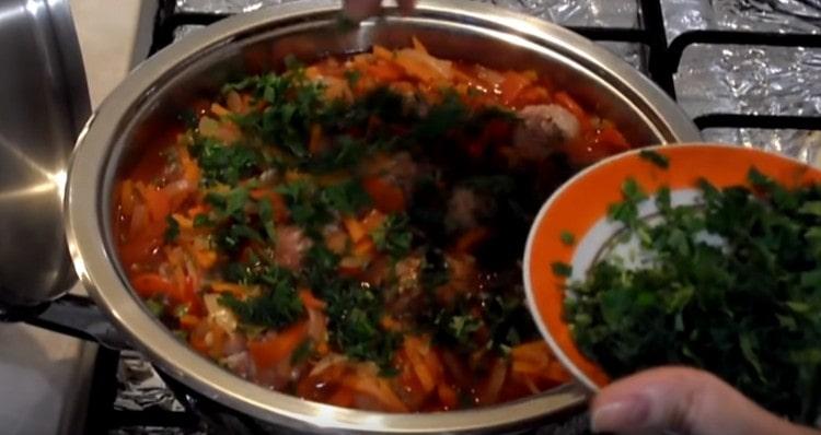 Adăugați și verdeața tocată.