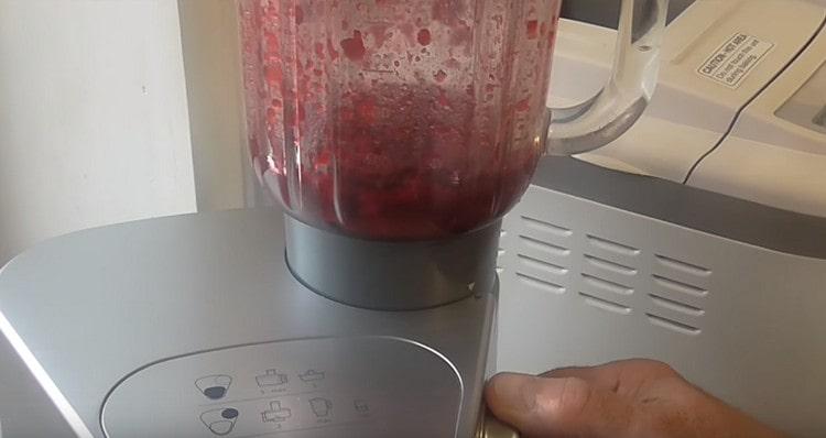 Apoi întrerupem masa de cireș până la netezire.