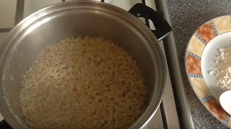 Sudăm orezul și îl lăsăm să se rumenească.