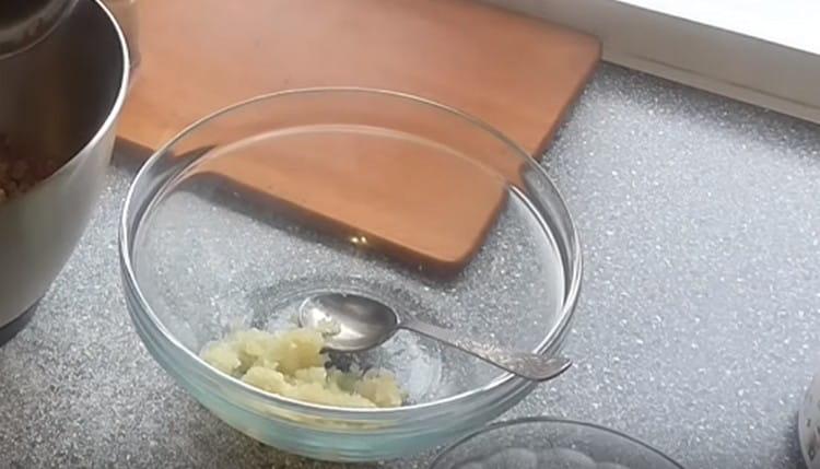 Se macină ceapa cu o mașină de tocat carne și se strecoară sucul din ea.