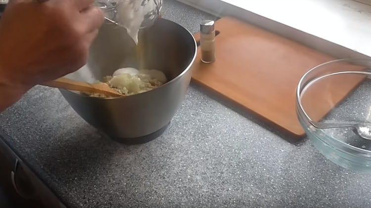 Combinați orezul, carnea tocată, ceapa și proteinele.