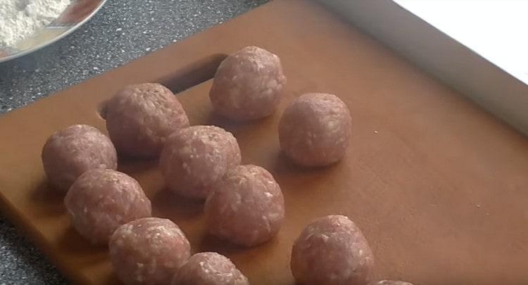 Amestecând carnea tocată și adăugând condimente, formăm chiftele rotunde.