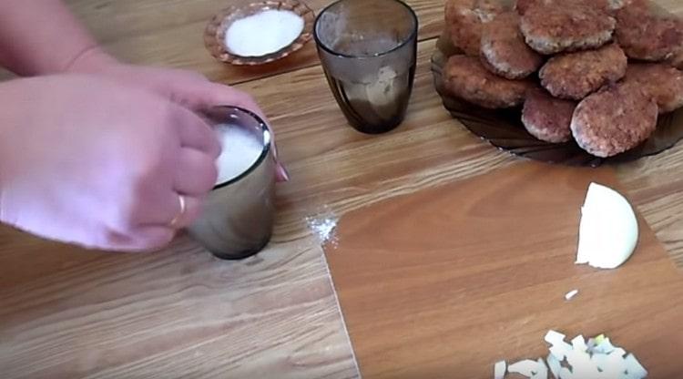 Dissolve flour and a little salt in water.