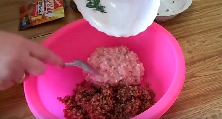Mix buckwheat with minced meat.