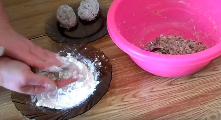 We form meatballs and roll them in flour.