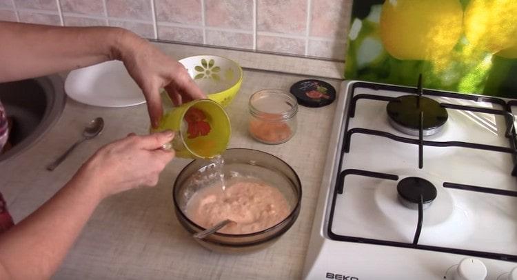 Se adaugă apă, condimente în sos, se amestecă.
