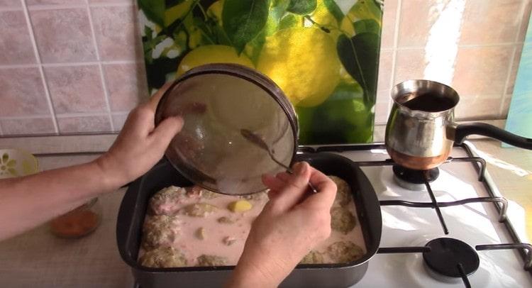 Se toarnă vasul cu sosul rezultat și se întoarce la cuptor.