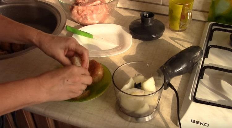 Înmuiați pâinea în apă și macinați-o cu mâna.