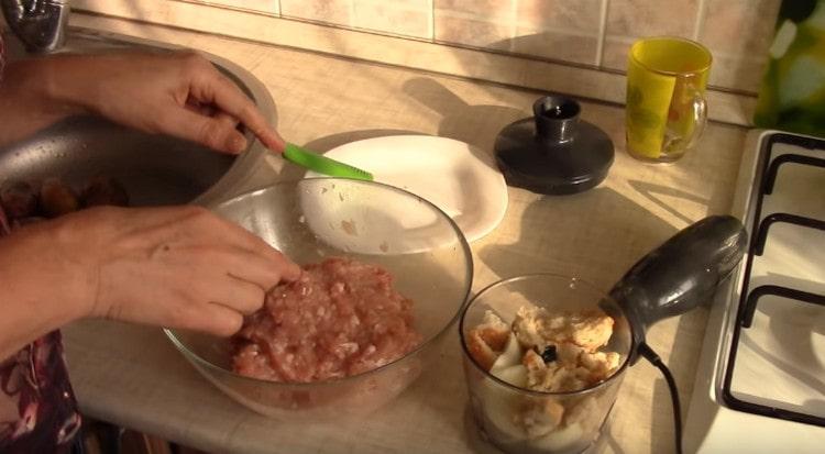 Luăm și carne tocată.