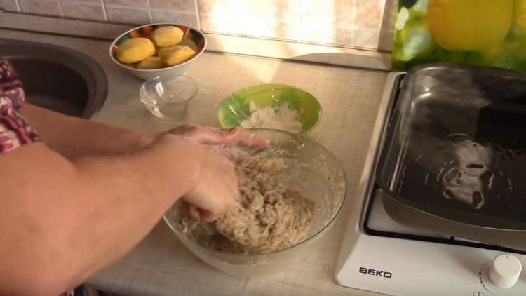 Se amestecă bine carnea tocată.