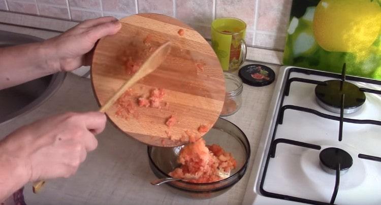 Pregătim un sos pe bază de smântână și roșii (sau roșii).