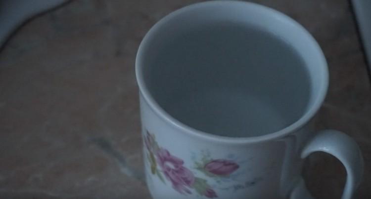 Vi tager 200 ml kogende vand.