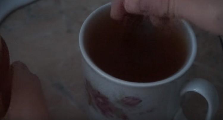 Opløs tomatpasta i vand.