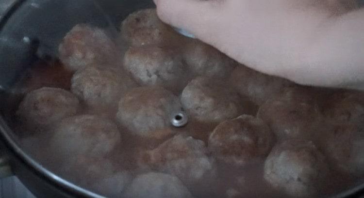 Lad kødboller stå til gryderet under låg.