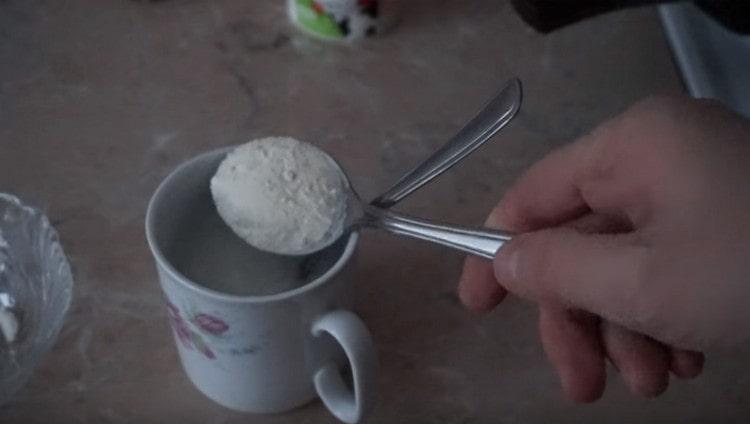 Opløs sur creme i vand og tilsæt mel.