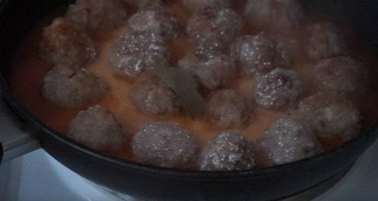 Sur fløde og mel blanding i en gryde, lad det koge yderligere 10-15 minutter.