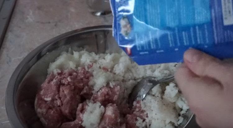 Tilsæt salt, peber, tørret hvidløg.