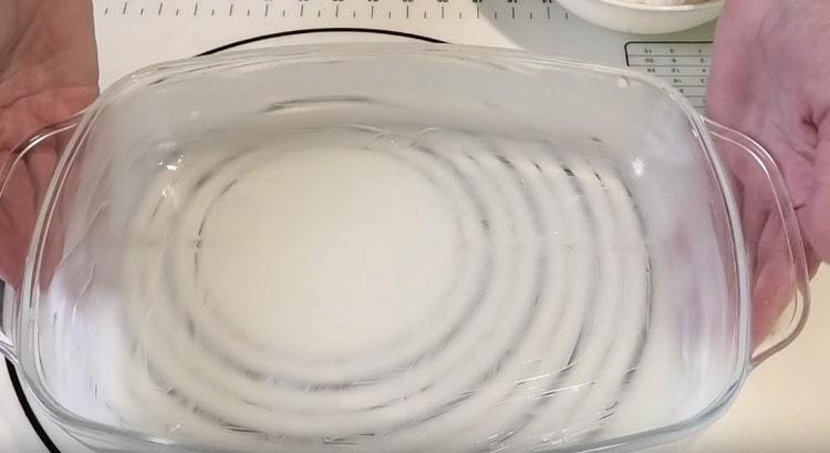 Pinahiran namin ang form para sa mga bola ng karne na may langis.