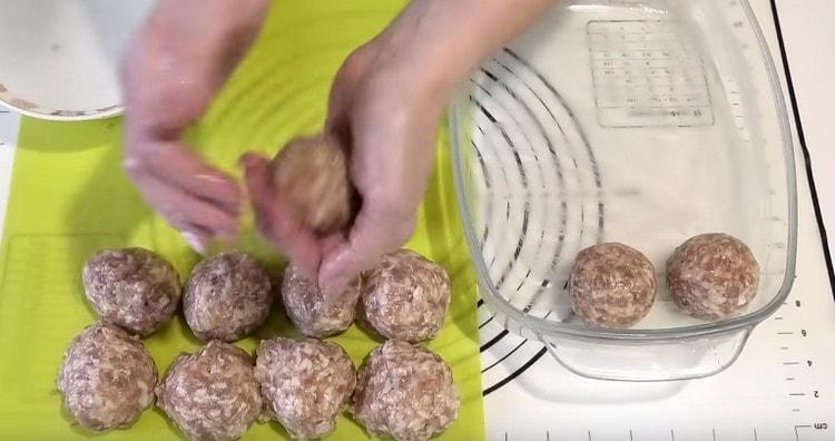 Mula sa nakuha na mga bahagi ay bumubuo kami ng mga round meatballs at inilalagay ito.