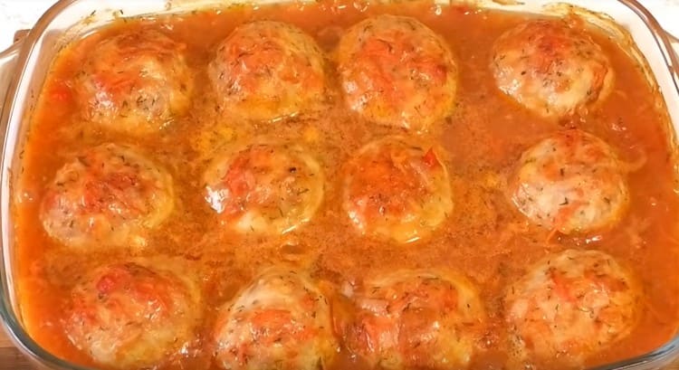 Ang mga nasabing meatballs na may bigas sa oven ay inihurnong ng 35 minuto lamang.