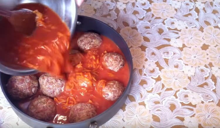 Vierte la salsa de albóndigas.