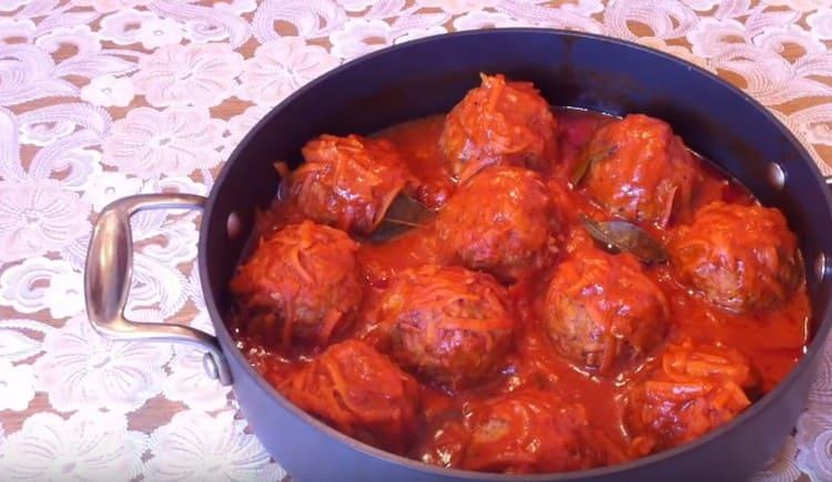 Albóndigas fragantes con arroz en salsa de tomate están listas.
