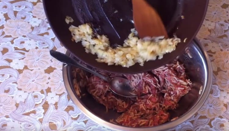 Extendemos las cebollas fritas a la carne picada.