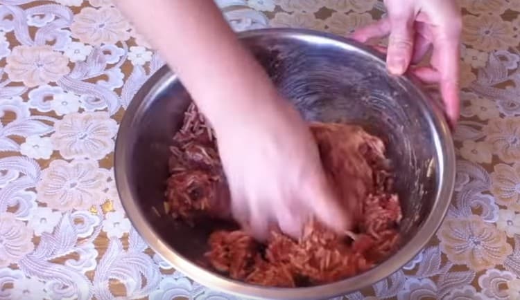 Mezclar bien la masa.