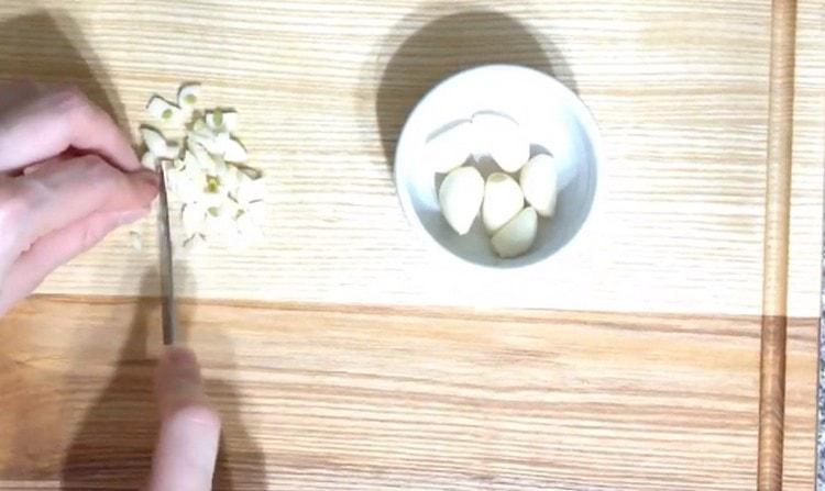 Se macină usturoiul în orice mod convenabil.