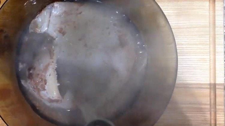 se toarnă calmarul cu apă clocotită.