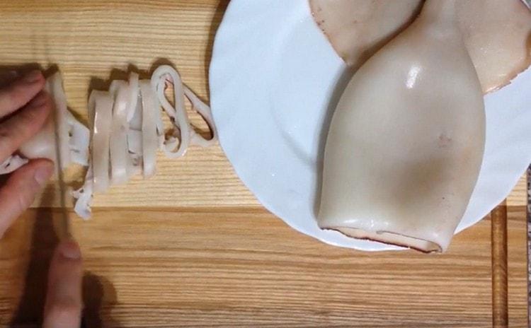 Tăiați calmarul decojit în inele.