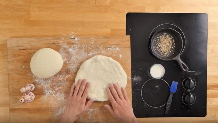 Formamos bolos redondos com as mãos.