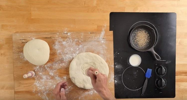 No centro do bolo, fazemos furos usando uma impressão especial.