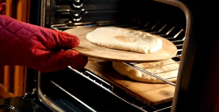 Envie bolos ao forno.