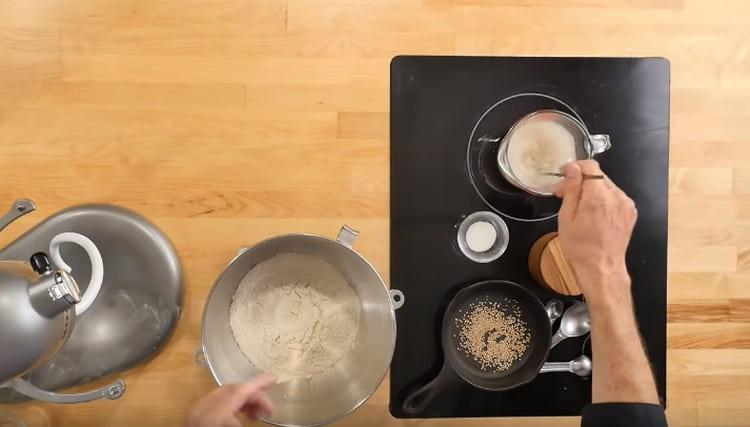 Adicione o açúcar ao fermento, misture.