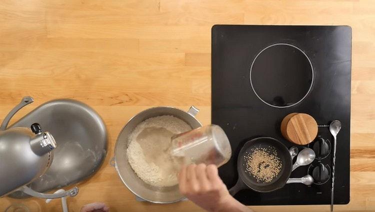 Despeje a mistura de fermento na farinha.