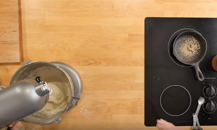 amasse a massa adicionando óleo vegetal.