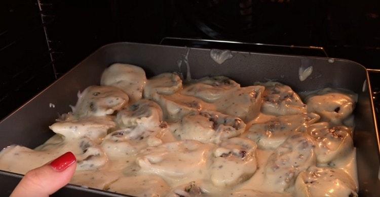 Vierta la pasta con salsa y póngala en el horno.