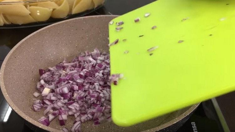 Freír la cebolla en una sartén.