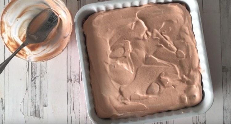 Покрийте получения сос с макароните във формата.