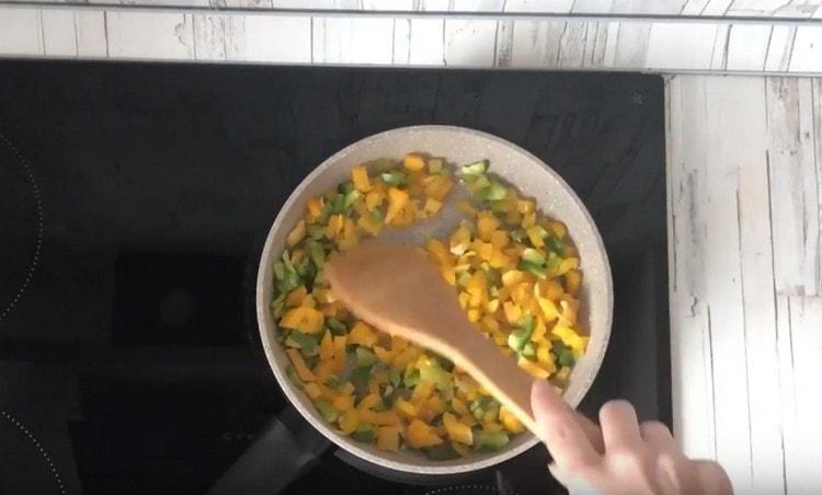 Прехвърляме нарязания пипер в тиган.