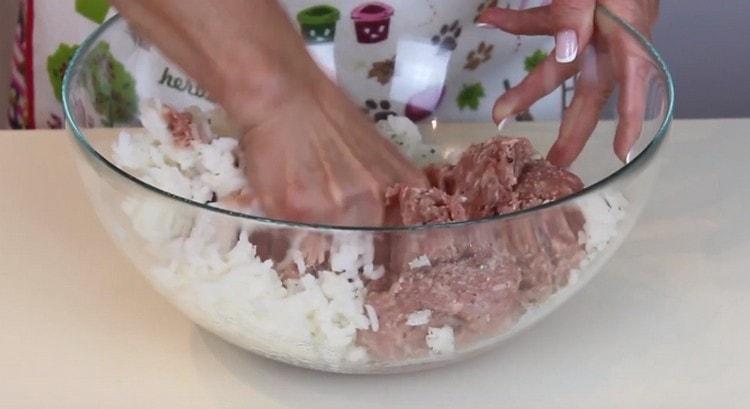 Каймата се комбинира в предварително сварен ориз, сол, черен пипер и се разбърква.