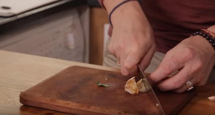 Corta unas rodajas de limón y agrégalas a los pimientos en una sartén.