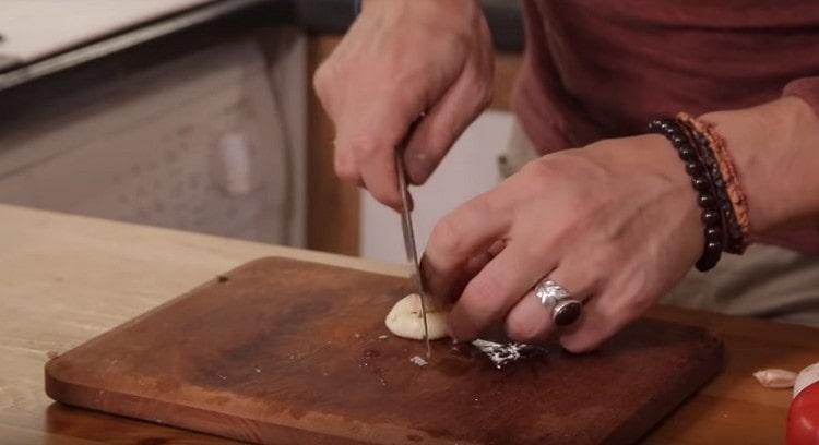 Agregue ajo para darle sabor.