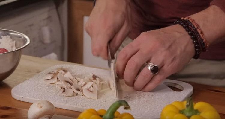 Cortar los champiñones.