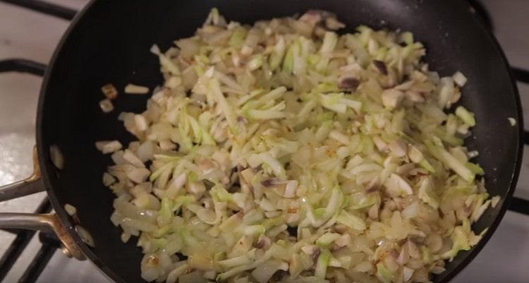 Agregue champiñones triturados a la sartén.